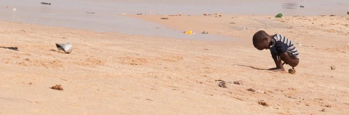 viaggio in africa manca l'acqua in africa bambino di spiaggia talibè senegal