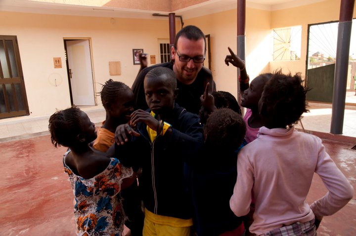 Vittorio Errico con un gruppo di bambini nel centro di accoglienza in senegal I bambini di Ornella Africa senegal