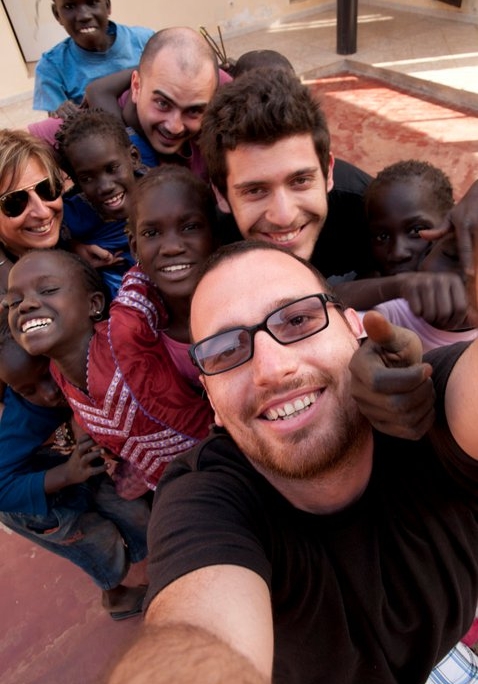 Vittorio Errico con un gruppo di bambini nel centro di accoglienza in senegal I bambini di Ornella Africa senegal