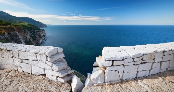 Ascolto in te la voglia di non andare oltre. Testi e poesie di vittorio errico. Un muro bianco squarciato sul mare.