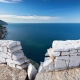 Ascolto in te la voglia di non andare oltre. Testi e poesie di vittorio errico. Un muro bianco squarciato sul mare.