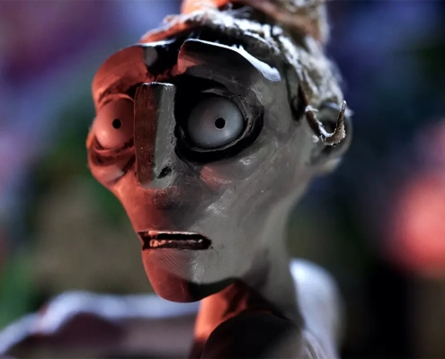 una statuina di un omino di argilla in un frame del cortometraggio Framed di Marco Jemolo