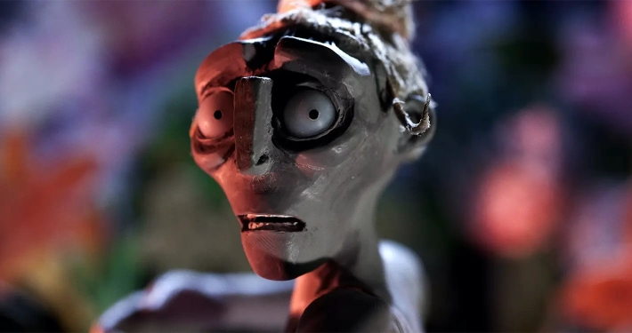 una statuina di un omino di argilla in un frame del cortometraggio Framed di Marco Jemolo