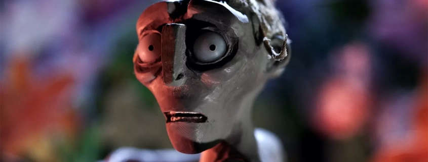 una statuina di un omino di argilla in un frame del cortometraggio Framed di Marco Jemolo