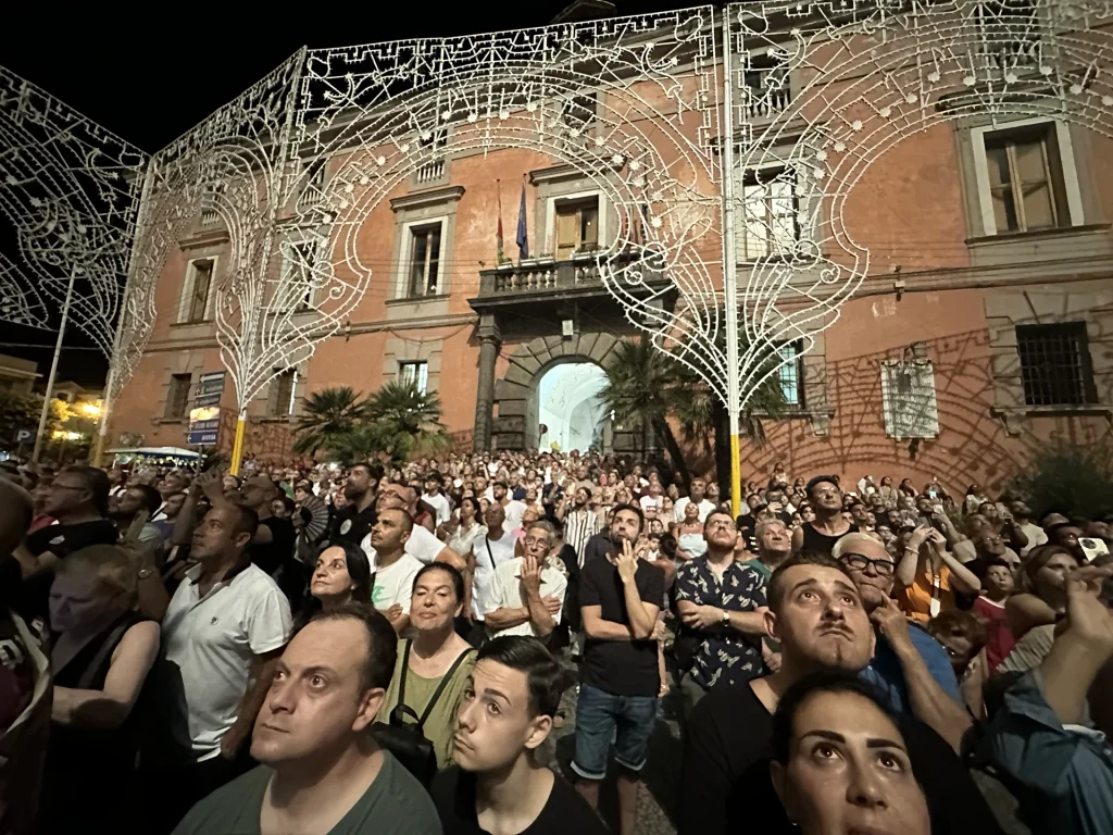 sacro e profano sant'elpidio in piazza a sant'arpino durante la festa patronale un paese contro tendenza tradizioni e ricordi testi e poesie di vittorio errico