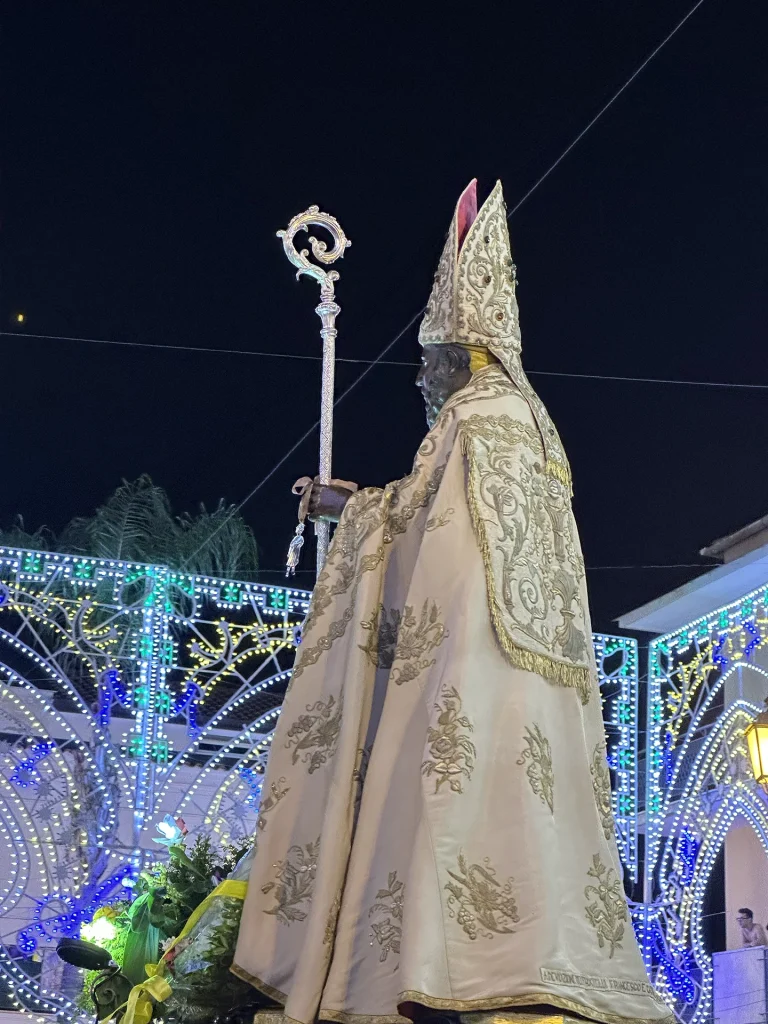 sacro e profano sant'elpidio in piazza a sant'arpino durante la festa patronale un paese contro tendenza tradizioni e ricordi testi e poesie di vittorio errico