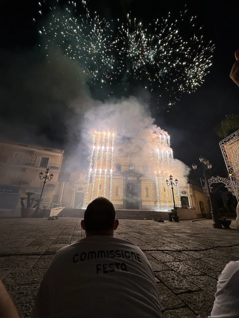 sacro e profano sant'elpidio in piazza a sant'arpino durante la festa patronale un paese contro tendenza tradizioni e ricordi testi e poesie di vittorio errico