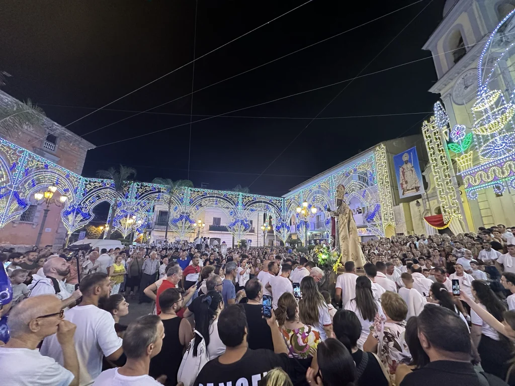 sacro e profano sant'elpidio in piazza a sant'arpino durante la festa padronale un paese contro tendenza tradizioni e ricordi testi e poesie di vittorio errico