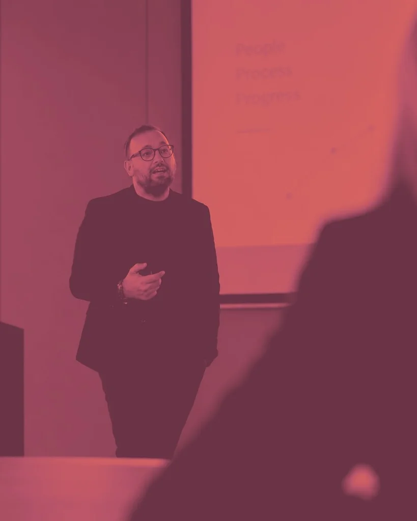 Vittorio Errico ritratto in una sala conferenze per la presentazione di un workshop sulla creatività e le AI